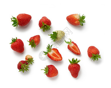 整半新鲜的成熟红草莓 含绿马铃薯种子浆果水果叶子食物甜点红色绿色白色高架背景图片