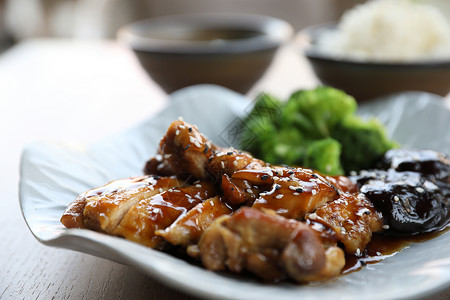 日式日本食品 鸡田鸡和有米饭的木本小吃沙拉盘子美食食物餐厅大豆蔬菜木头教师背景图片