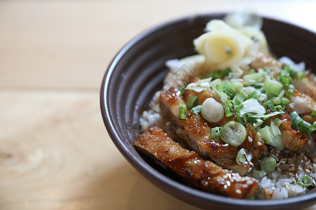 日式日本食品 鸡田鸡和有米饭的木本餐厅教师烹饪沙拉食物大豆大学午餐木头蔬菜背景图片