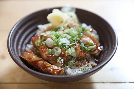 日式日本食品 鸡田鸡和有米饭的木本炙烤教师美食大学食物烹饪油炸沙拉盘子大豆背景图片