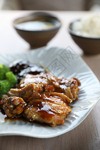 日式日本食品 鸡田鸡和有米饭的木本餐厅小吃蔬菜沙拉盘子大豆烹饪美食午餐木头背景图片