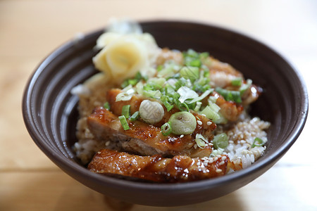 日式日本食品 鸡田鸡和有米饭的木本美食盘子教师烹饪沙拉木头午餐大豆小吃食物背景图片