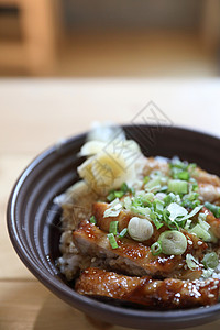 日式日本食品 鸡田鸡和有米饭的木本油炸大豆蔬菜沙拉炙烤木头餐厅盘子烹饪教师背景图片