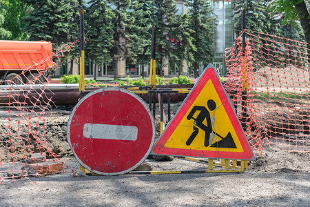 交通禁令标志建筑工程和旅行禁令的公路标志预示路标背景