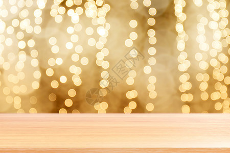 散景金黄色彩色背景上的木板 散景上的空木桌地板闪闪发光的浅金色奢华 木桌板空前闪闪发光的金色 散景照明上的木制闪闪发光的金色架子背景图片