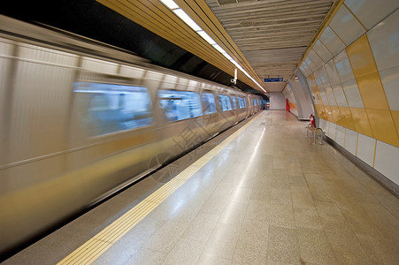 地铁列车驶近地下站民众运动平台车站管子线条火车背景图片