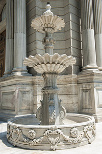 古板的宫殿园中的古板喷泉背景