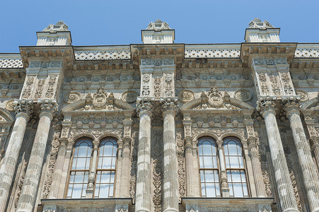 伊斯坦布尔宫的奥托曼建筑石头雕刻拱道天空建筑学地标景点窗户旅行脚凳背景图片