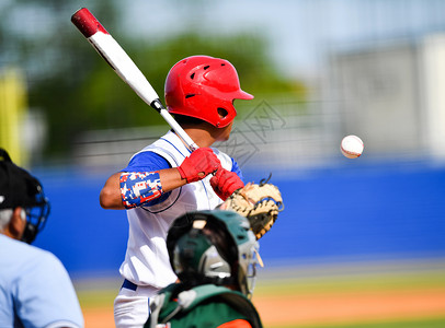 参加棒球比赛的年轻运动男孩运动员竞争捕手面糊玩家行动野手手套场地游戏背景