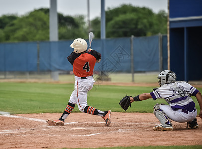 击球手参加棒球比赛的年轻运动男孩面糊竞赛竞争竞技裁判沥青行动场地青少年运动员背景