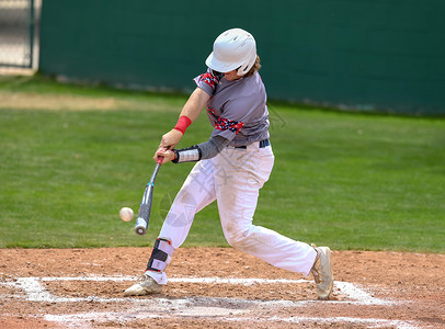 棒球捕手参加棒球的年轻运动男孩捕手行动场地男生比赛青少年野手玩家蝙蝠投手背景