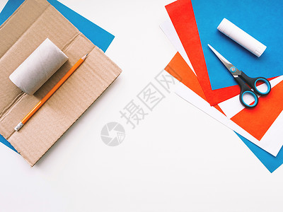 卷纸盒用彩纸 胶纸 剪刀 铅笔和背景