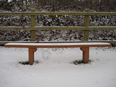 空的木板凳椅 完全被白雪覆盖背景图片
