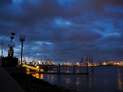 晚上在费利克斯托韦港有起重机和集装箱船背景
