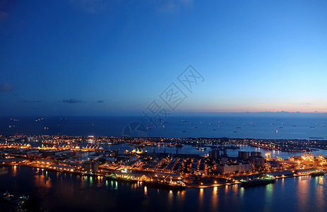 晚上高雄港的美丽景色风景船舶海洋码头天空仓库地平线反射日落港口背景