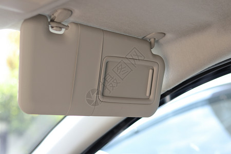 汽车遮阳板遮阳板可防止驾驶时阳光直射眼睛 上方汽车前方区域的遮阳板背景