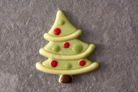 圣诞树巧克力甜饼糕点巧克力甜点糖果庆典食物季节性红色背景图片
