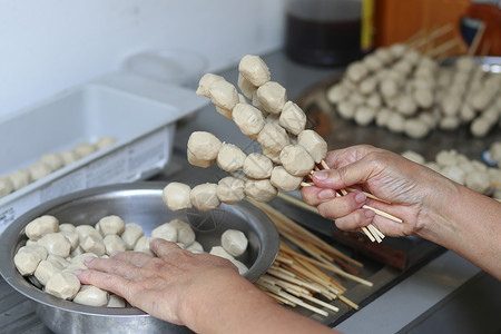 放在肉丸上 准备煎烤或烧烤 笑声营养盘子食物街道木头美食市场菜单烤串午餐背景图片