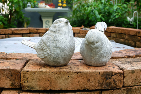 花园里的白色陶瓷鸟娃娃背景图片