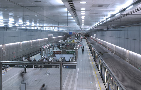 地铁站火车平台出口铁轨自动扶梯天花板运动运输入口乘客背景图片