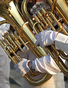 低音的两个 Tuba 玩家背景
