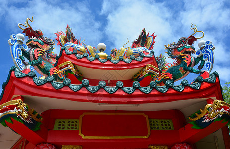 中国双中国龙在中国庙顶屋顶上高清图片