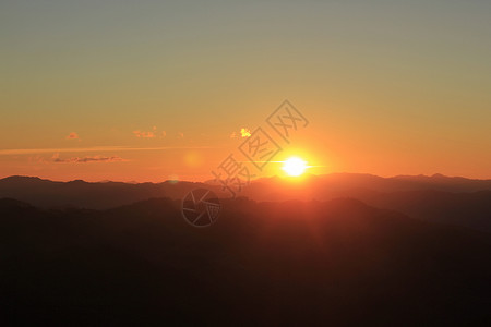 日出在山峰上马戏团构图辉光地平线日落天空全景紫色戏剧性蓝色背景图片