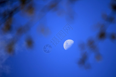月亮云白天的天空蓝色月光插图场景时间多云白色空气天文学行星背景图片