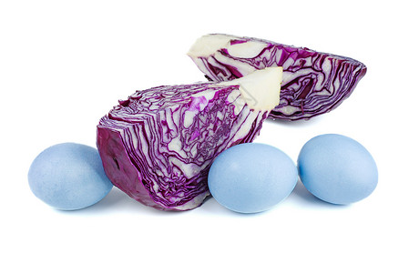 青色鸡蛋芒染有蓝色和红色卷心菜的鸡蛋白色染料蔬菜青色紫色叶子背景