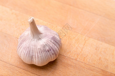 木制大蒜木头香料菜板植物蔬菜白色食物灯泡背景图片