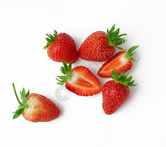 整半新鲜的成熟红草莓食物工作室叶子水果高架营养种子浆果甜点背景图片