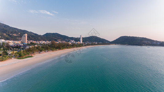 无人登上泰国南部巴东海滩的空中观光海滩热带天空旅行海岸蓝色海洋背景图片
