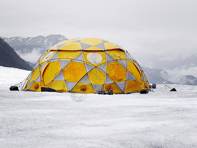 洛基山脊的岩地景观上露营帐篷高清图片