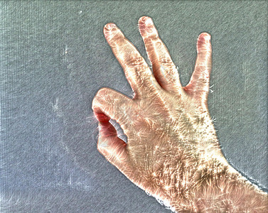带有的发光人类男性手的 3D 插图辉光释放蓝色电气手指艺术品运动手臂脚印人手背景图片