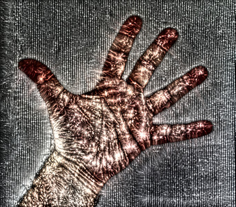 带有的发光人类男性手的 3D 插图艺术品手臂手指电气打印紫色辉光人手光环蓝色背景图片