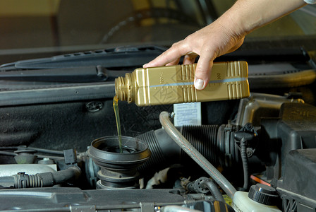 车润滑油将石油添加到汽车上控制机械内涵润滑剂服务兜帽汽油情况透明度运输背景