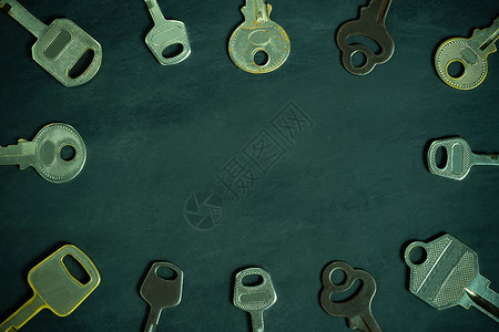 黑色钥匙黑色地板上放置的各种复古钥匙背景
