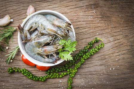 鲜虾鱼面白碗和配有成分的木本面鲜虾店铺饮食海鲜商业美食烹饪贝类食物动物海洋背景