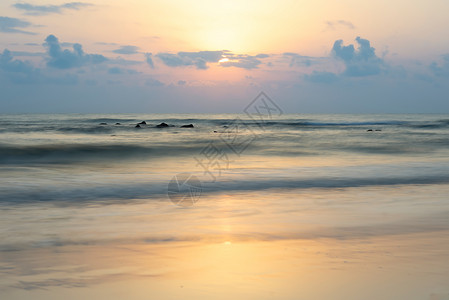 清晨在海滩上环境天空旅行海洋太阳波浪场景海浪高清图片