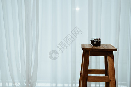 酒吧茶几素材用木凳椅的相机 透过窗帘看一看背景
