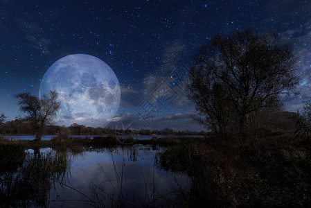 蓝色池塘登尼珀河上的月亮背景