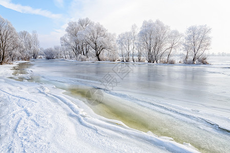 冰和水冷冻水 雪和冰 在迪尼伯河上温度日落阳光建筑物蓝色冰雪反射裂缝季节天气背景