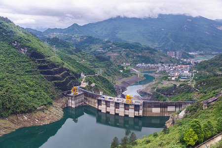 五龙河中国重庆武隆大坝的水坝墙和周围风景 夏季水位低 阳光明媚 天气晴朗地标旅行历史吸引力活力瀑布建筑学天空技术植物背景