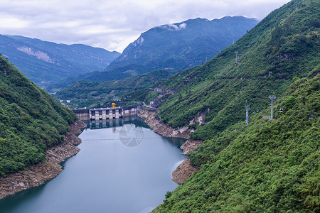 中国重庆武隆大坝的水坝墙和周围风景 夏季水位低 阳光明媚 天气晴朗水电洪水建筑天空水库力量技术文化旅行瀑布背景图片