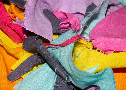 用于背景的彩色织物纺织品碎片蓝色紫色粉色墙纸下脚料橙子黄色分割正方形背景图片