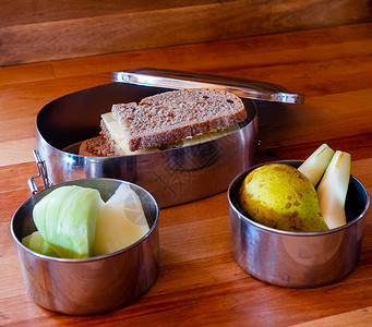 学校午餐 包装在木制表面不锈钢铁餐盒中时间高视角儿童环保浪费食物小吃木质塑料饮食背景图片