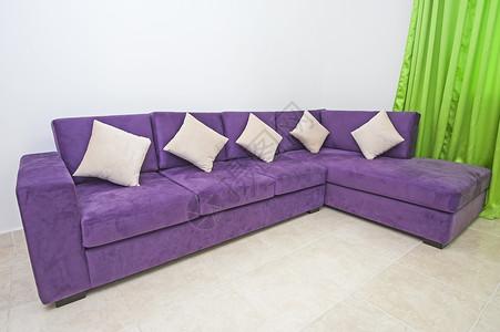 紫色窗帘边框豪华公寓客厅的沙发背景