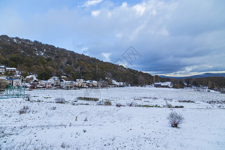 普埃布拉村里满是积雪教会历史性建筑物寺庙城市村庄遗产旅游旅行街道背景