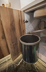 大垃圾桶垃圾桶挂在厨房橱柜门上配件设计木工合页橱柜门开场白灰色垃圾箱金属背景