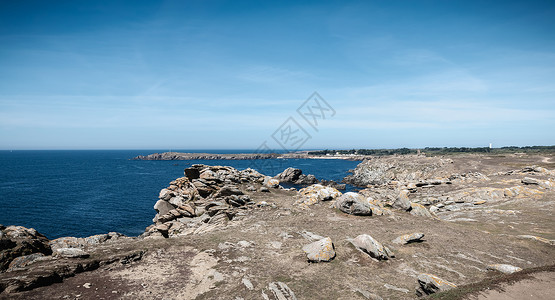 海洛温法国温德州Yeu岛岩石海岸的风景灯塔海岸线海滩石头海浪旅游情绪海洋天气天空背景